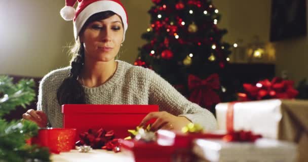 Chica Con Sombrero Navidad Pide Deseos Abre Paquete Regalo Navidad — Vídeo de stock