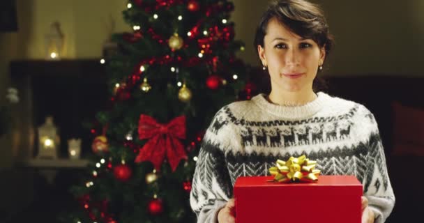 Chica Con Sombrero Navidad Pide Deseos Abre Paquete Regalo Navidad — Vídeo de stock