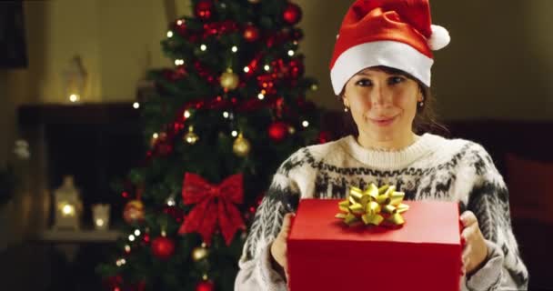 Fille Avec Chapeau Noël Fait Des Souhaits Ouvre Paquet Cadeau — Video