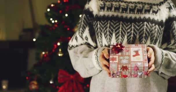 Fille Avec Chapeau Noël Fait Des Souhaits Ouvre Paquet Cadeau — Video