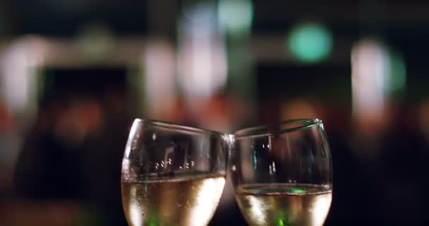Тост Шампанським Перебуваючи Задньому Плані Вибухає Феєрверк Концепція Новий Рік — стокове відео