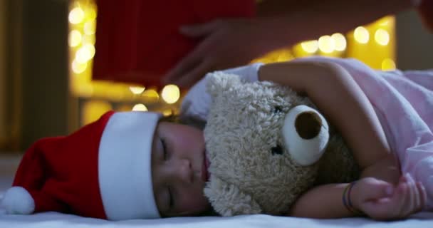 快乐的小女孩 在圣诞节 在睡着了的新年庆祝活动等的圣诞节节日礼物 在家庭和孩子们快乐和传统的圣诞节和新年的圣诞节 — 图库视频影像
