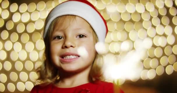 新年のお祝いのための喜びの笑顔が輝くフレア少女演劇 ホリデー シーズンの満足しています 一緒にクリスマス休暇と 家族のためのサンタ クロース愛を待ってください — ストック動画