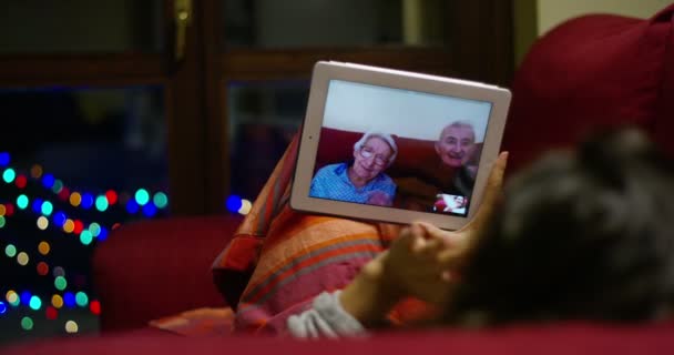 Βίντεο Της Γυναίκας Που Μιλά Τους Ηλικιωμένους Βιντεοκλήση Ψηφιακό Δισκίο — Αρχείο Βίντεο