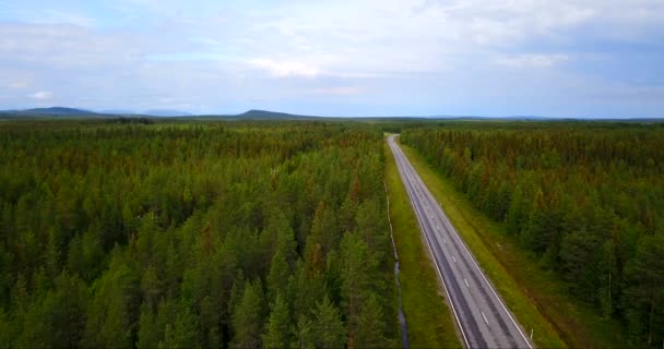 Vista Aérea Vídeo Largo Camino Con Coche Conducción Bosque Finlandia — Vídeos de Stock