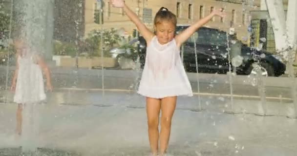 Two Little Girls Having Fun Playing Fountain Smiling White Dresses — Stock Video