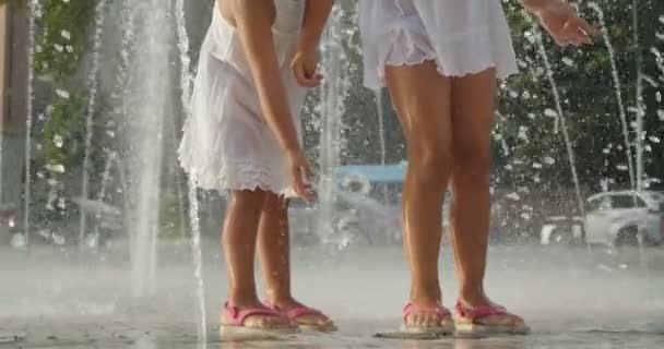 Dos Niñas Están Divirtiendo Jugando Una Fuente Sonriendo Con Vestidos — Vídeo de stock