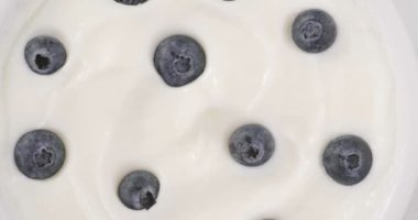 Yapılan yoğurt, böğürtlen, ahududu, böğürtlen, müsli ile tipik bir gerçek kahvaltı bileşimi. Kavramı: fitness, beslenme, sağlık ve BS/Konuk evleri.