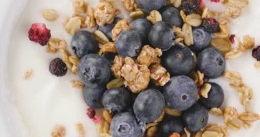 Yapılan yoğurt, böğürtlen, ahududu, böğürtlen, müsli ile tipik bir gerçek kahvaltı bileşimi. Kavramı: fitness, beslenme, sağlık ve BS/Konuk evleri.