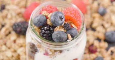 Yapılan yoğurt, böğürtlen, ahududu, böğürtlen, müsli ile tipik bir gerçek kahvaltı bileşimi. Kavramı: fitness, beslenme, sağlık ve BS/Konuk evleri.