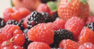 Yapılan yoğurt, böğürtlen, ahududu, böğürtlen, müsli ile tipik bir gerçek kahvaltı bileşimi. Kavramı: fitness, beslenme, sağlık ve BS/Konuk evleri.