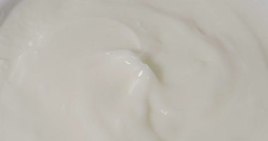 Beyaz yoğurt kavramı ile yapılan tipik bir gerçek kahvaltı bileşimi,: fitness, beslenme, sağlık ve BS/Konuk evleri.