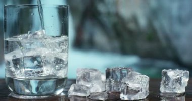 buz ve su dökme cam video 