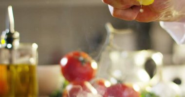deneyimli şef aşçı aşırı yavaş çekimde renkli, hakiki bir limon sıkarak