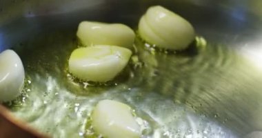 Sarımsak, yağ ve acı biber İtalya, tipik İtalyan sosu ve basit malzemeler yapışmaz tava mutfağında profesyonel kızarmış .