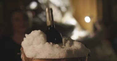 bir gece kulübü veya pub, alkol karışımı buz bir kokteyl hazırlama profesyonel barmen. Barmen ölçü miktarlar için mükemmel bir kokteyl. kavram: disko, eğlenceli, arkadaş, kokteyl.