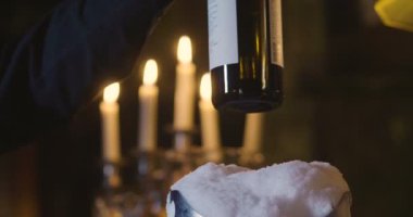 bir gece kulübü veya pub, alkol karışımı buz bir kokteyl hazırlama profesyonel barmen. Barmen ölçü miktarlar için mükemmel bir kokteyl. kavram: disko, eğlenceli, arkadaş, kokteyl.