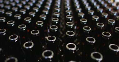 video birçok kahverengi cam bira şişe imalatı