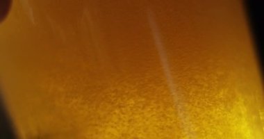 bira bardağına kabarcıkları ile serinletici makro video 