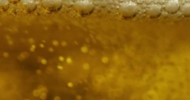 yavaş hareket tam kare video sarı bira cam balonlar ile 