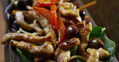 Kavrulmuş etin sebzeile kapatılması 