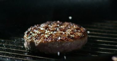 Kızartma ete düşen tuzun yavaş hareketi