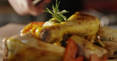 Süper ağır çekim makro iplik tüm kavrulmuş tavuk rosemary ile ve fırında patates (yakın)