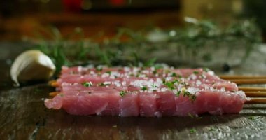 Etin üzerine düşen baharat ve tuzun yavaş hareketi