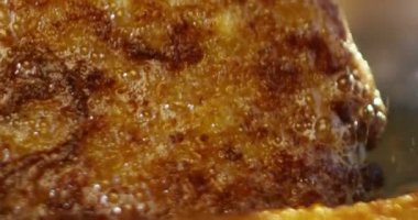 Süper ağır çekim sebzeli et şiş, pişmiş bir tavada bir şiş üzerinde (yakın)