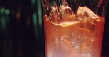 bir gece kulübü veya pub, alkol karışımı buz bir kokteyl hazırlama profesyonel barmen. Barmen ölçü miktarlar için mükemmel bir kokteyl. kavram: disko, eğlenceli, arkadaş, kokteyl.
