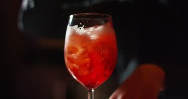 bir gece kulübü veya pub, alkol karışımı buz bir kokteyl hazırlama profesyonel barmen. Barmen ölçü miktarlar için mükemmel bir kokteyl. kavram: disko, eğlenceli, arkadaş, kokteyl.