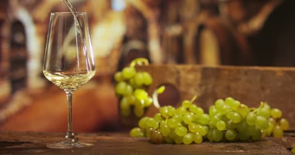 Sommelier Weinberg Schenkt Italienischen Weißwein Glas Zeitlupe Ein — Stockvideo