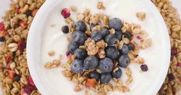 Skład Typowe Śniadanie Oryginalne Wykonane Jogurtem Borówki Maliny Jeżyny Musli — Wideo stockowe