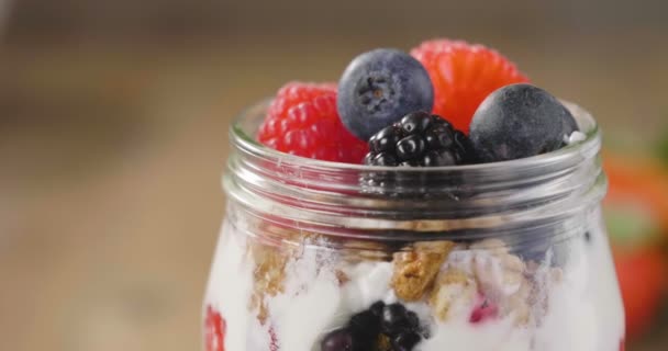 Склад Типового Справжнього Сніданку Приготованого Йогурту Чорниці Малини Ожини Мюслі — стокове відео