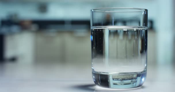 厨房桌子上透明玻璃水的视频 — 图库视频影像