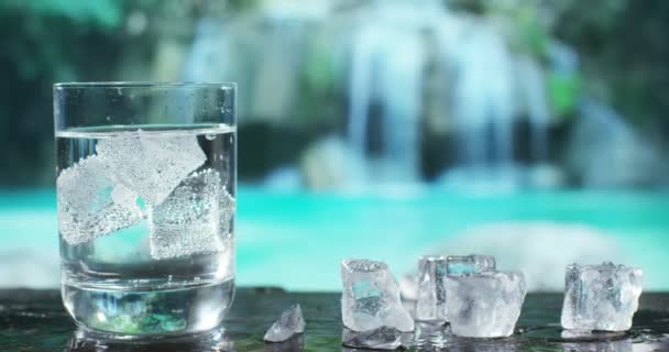 Відео Кубиків Льоду Склянці Води Поверхні Столу — стокове відео
