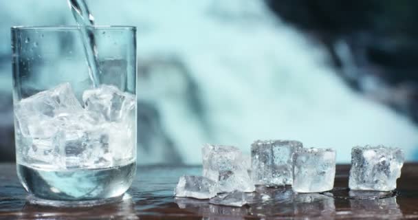 Video Von Eiswürfeln Und Dem Gießen Von Wasser Glas Wasserfall — Stockvideo