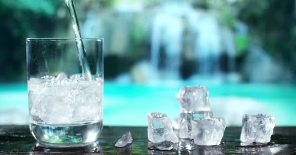 Video Cubos Hielo Verter Agua Vidrio — Vídeo de stock