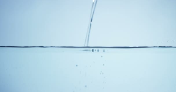 Vídeo Verter Agua Cuadro Completo Azul Aqua — Vídeos de Stock