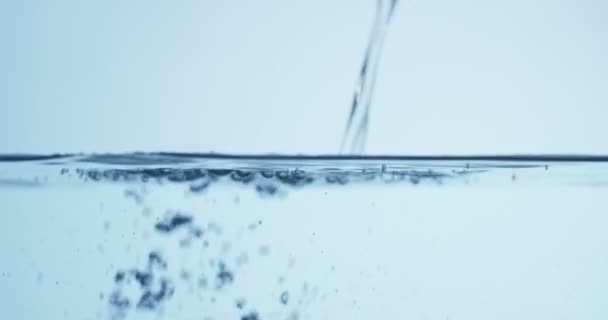 Vídeo Câmera Lenta Derramamento Água Quadro Completo Aqua Azul — Vídeo de Stock