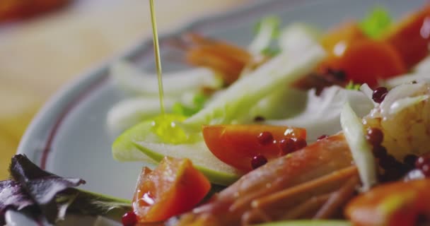 Close Van Olie Gieten Salade — Stockvideo