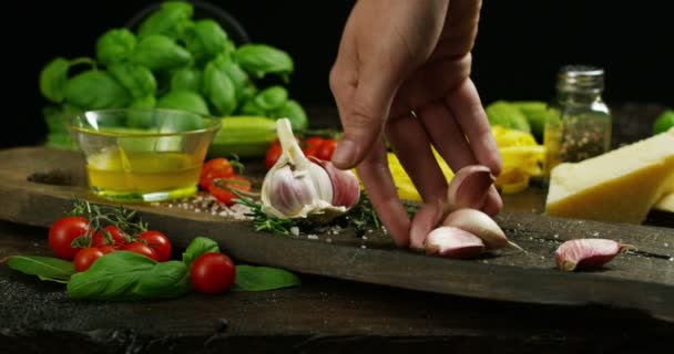 年轻和专家厨师移动一些生物意大利大蒜上的颜色和非常真实的成分的食物 — 图库视频影像
