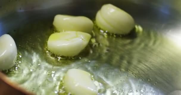 Professionnel frit dans la cuisine de casserole antiadhésive d'ail, d'huile et de piment fort en Italie, la sauce italienne typique et des ingrédients simples  .