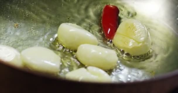 专业油炸在厨房的大蒜 油和辣椒不粘锅在意大利 典型的意大利酱汁和简单的成分 — 图库视频影像