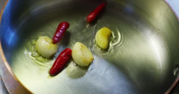 Professionelle Gebraten Der Küche Der Beschichteten Pfanne Mit Knoblauch Und — Stockvideo