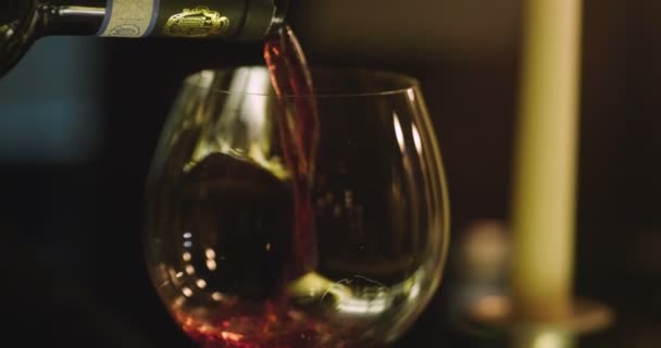 Szórakozóhely Vagy Pub Egy Szakmai Csapos Készül Koktél Jég Alkohol — Stock videók