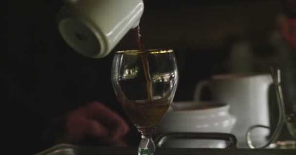 一位专业的酒吧老板准备在酒吧里为顾客喝爱尔兰咖啡 鸡尾酒 爱尔兰咖啡 — 图库视频影像