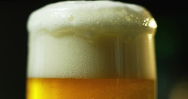 Video Von Erfrischendem Bier Glas Mit Vollem Schaum — Stockvideo