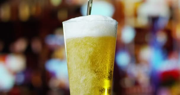 Video Stromende Bier Pint Glas Met Schuim — Stockvideo