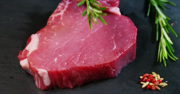 Beau Steak Viande Fraîche Juteuse Sur Une Table Avec Sel — Video